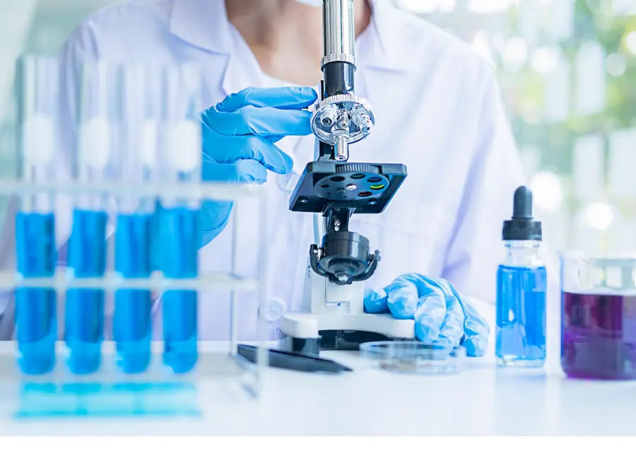 Profesional de salud trabajando en investigación